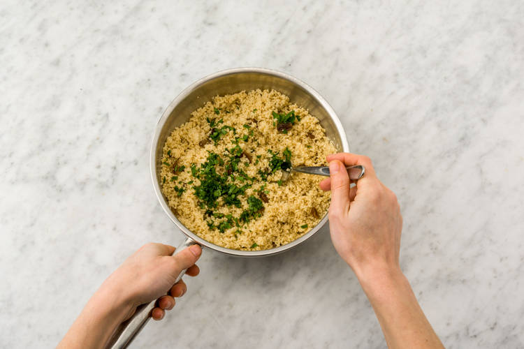 Roer ¾ van de peterselie door de couscous.