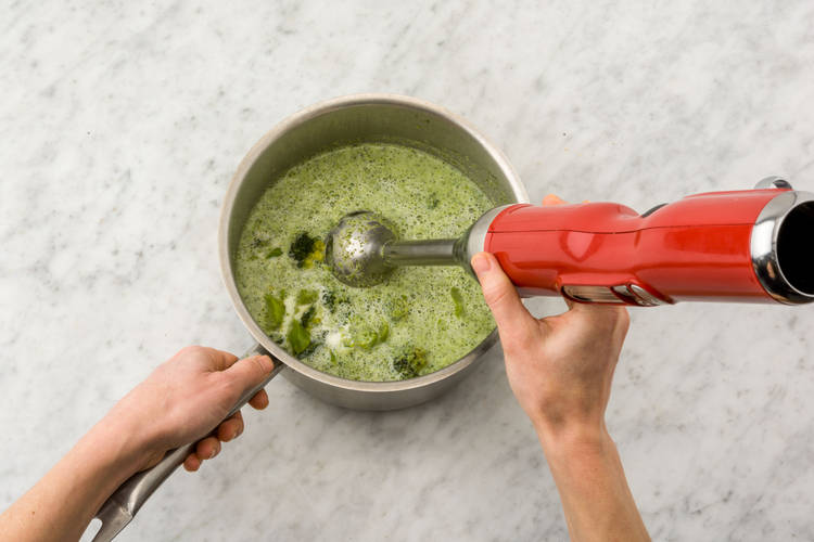 Voeg de kookroom toe en pureer met een staafmixer tot een saus.