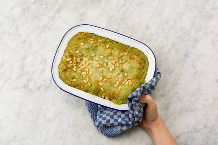 Verdeel de lasagne over de borden.