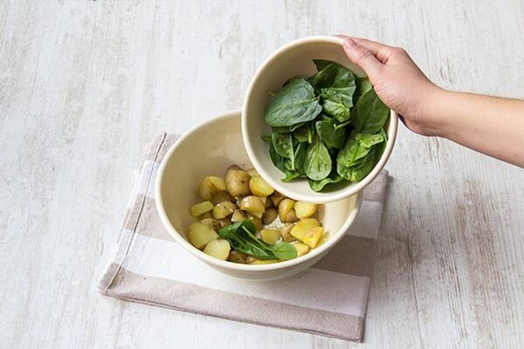 Make the spinach-potato salad