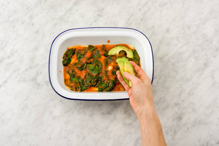 Avocado hineinschichten