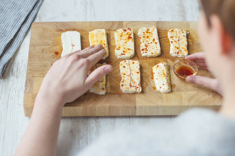 Rub the spice on the halloumi