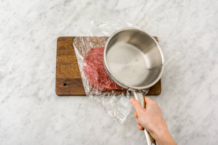 Rinderhüftsteaks klopfen