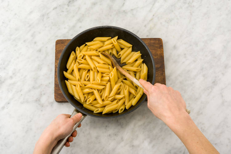 Penne vorsichtig unter die Soße heben