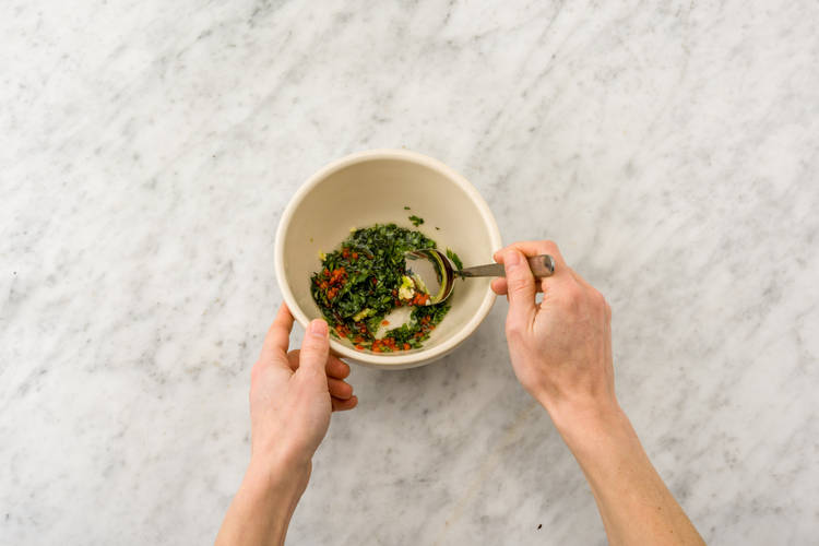 Maak de salsa verde.