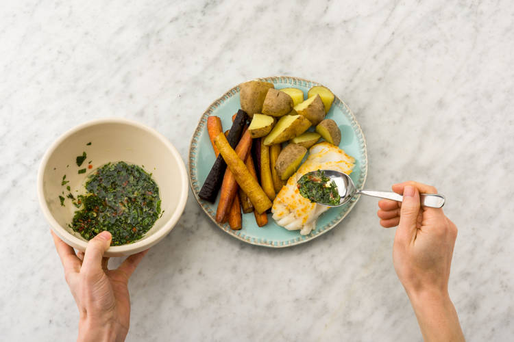 Serveer met de overige salsa verde.