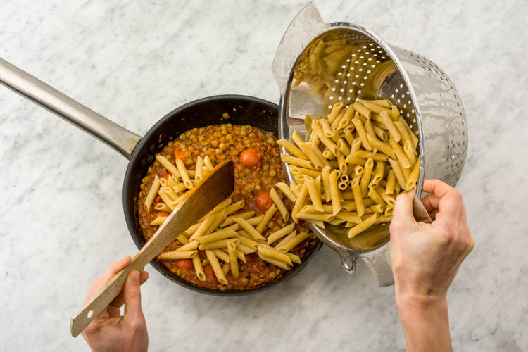 Voeg de penne toe.