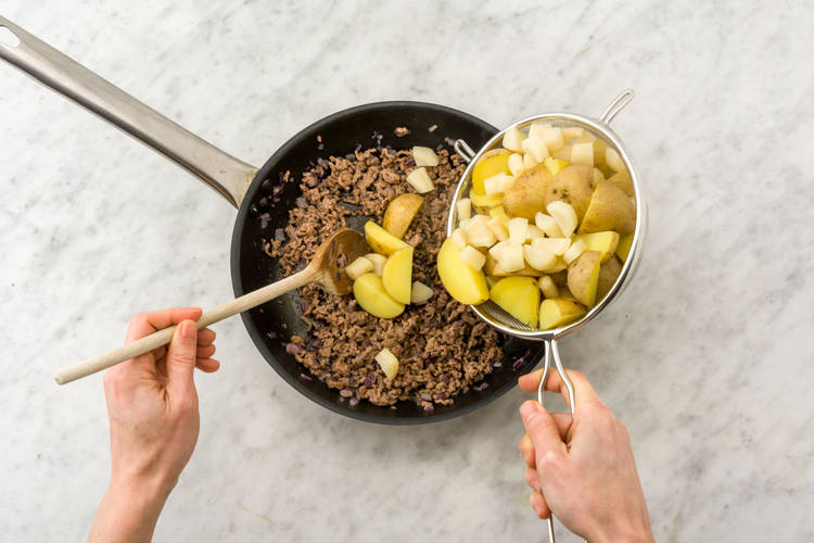 Voeg de aardappelen en peterseliewortel toe.