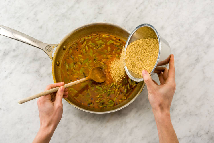 Voeg de couscous toe.