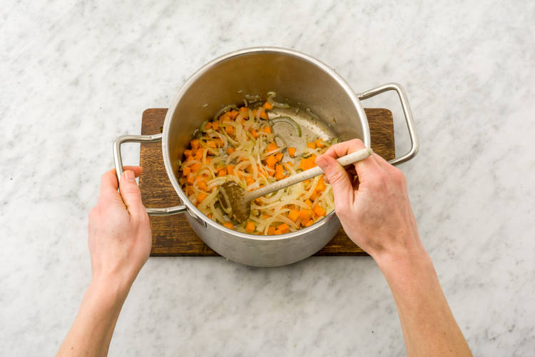 Cook the onion, carrot and garlic