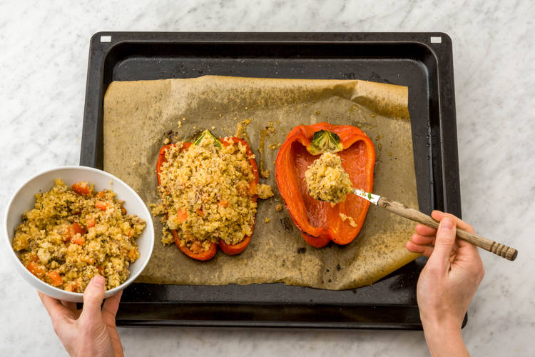 Haal de paprika uit de oven en vul deze met de bulgur.