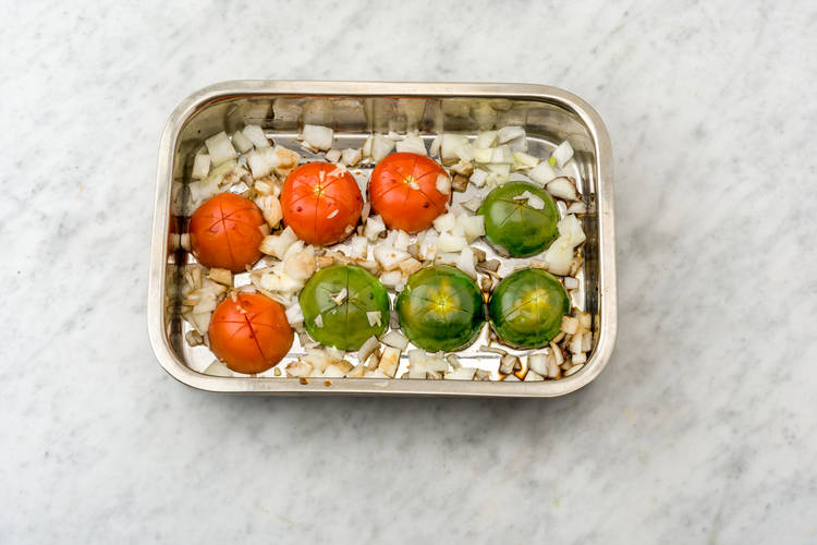 Bak de tomaten en uien in de oven.