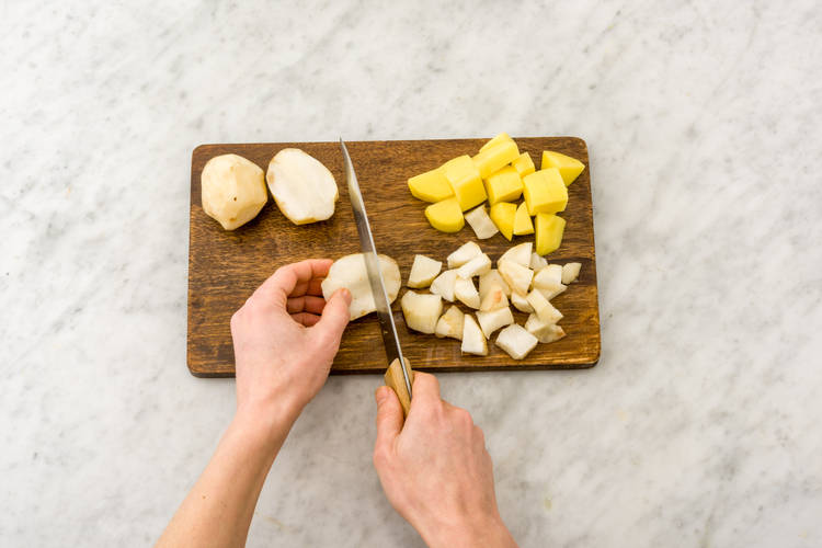 Schil de aardpeer en snijd in even grote stukken als de aardappelen.