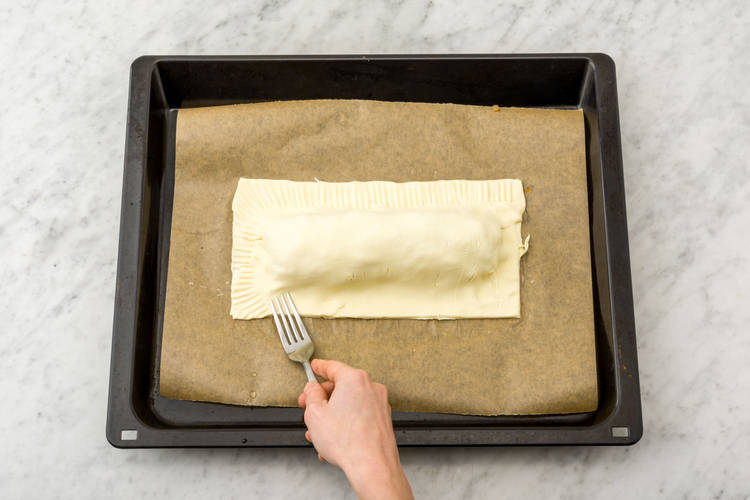 Seal the parcel with a fork or your fingers