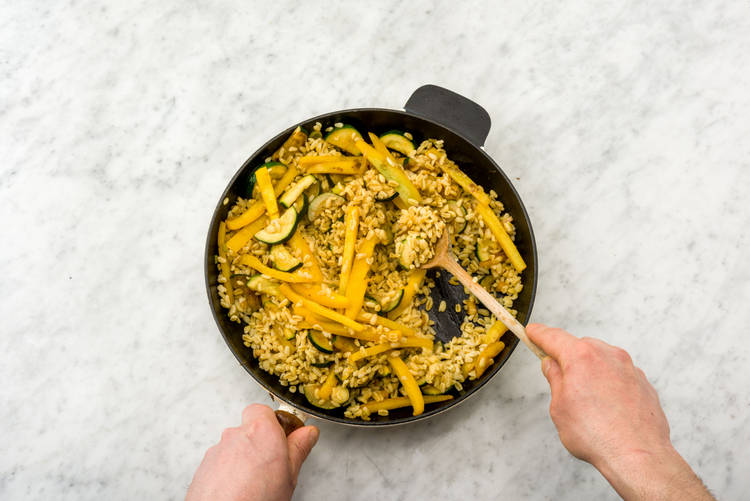 Leg de rundermerguez ertussen en laat nog 2 – 3 minuten doorgaren op laag vuur.