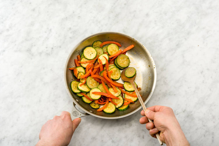 Roerbak de courgette, paprika en rozemarijn