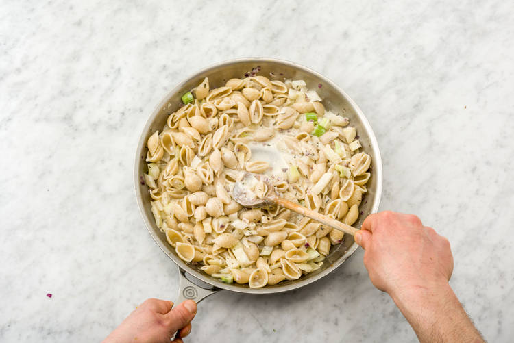 Voeg de conchiglie toe.