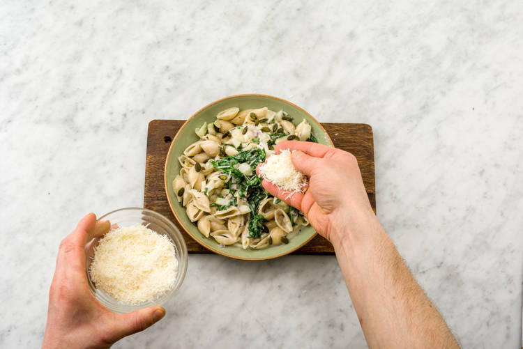 Garneer met de overige grana padano en pompoenpitten.