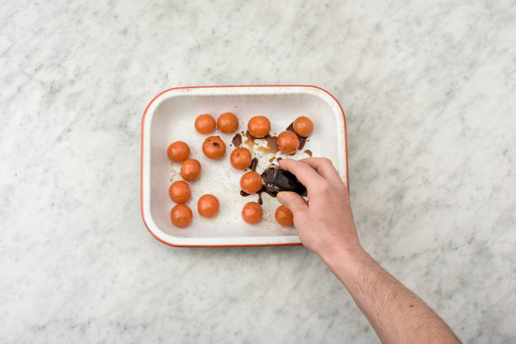 Besprenkel de cherrytomaten met zwarte balsamicoazijn.