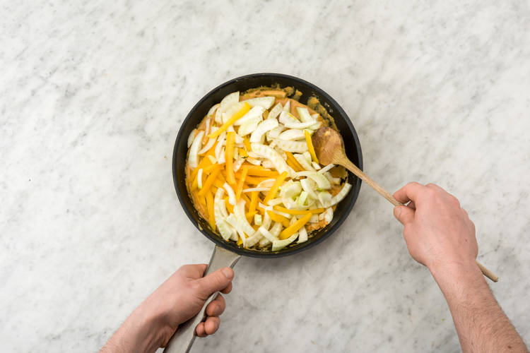 Kook de venkel en paprika met de linzen mee.