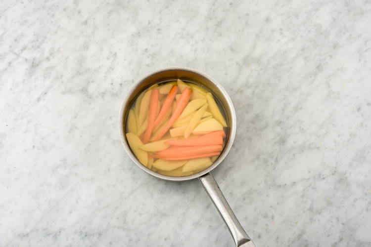 Kook de peen en aardappelen.