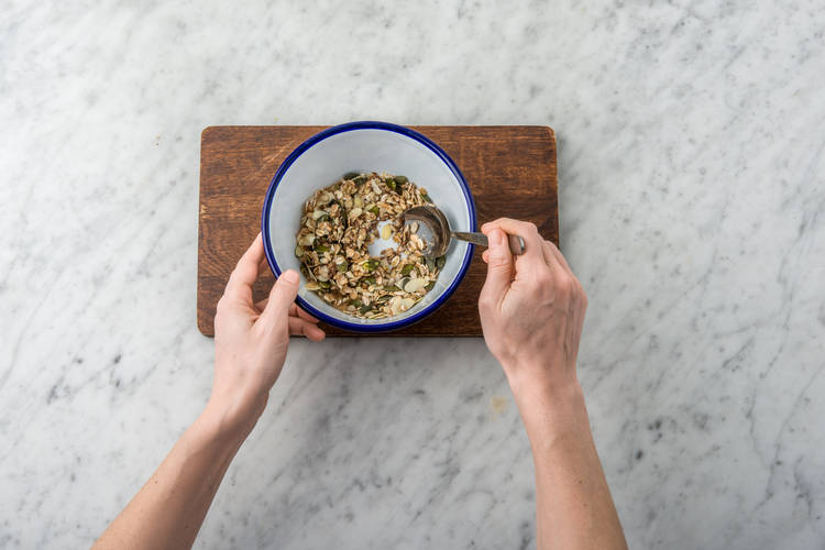 Meng de granola met de bruine suiker, een snufje zout en sesamolie.