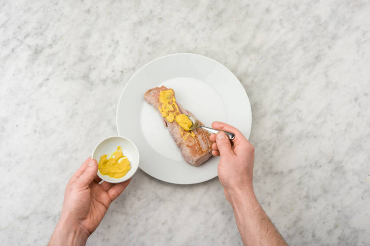 Schweinefilet mit Senf bestreichen
