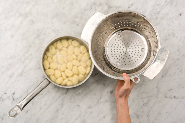 Gnocchi abgießen