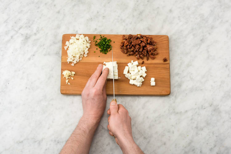 Feta würfeln
