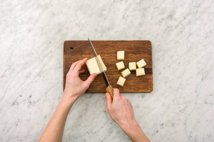 Paneer-Käse schneiden
