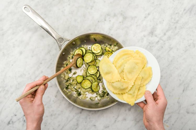 Voeg de mezzaluna en courgette toe.