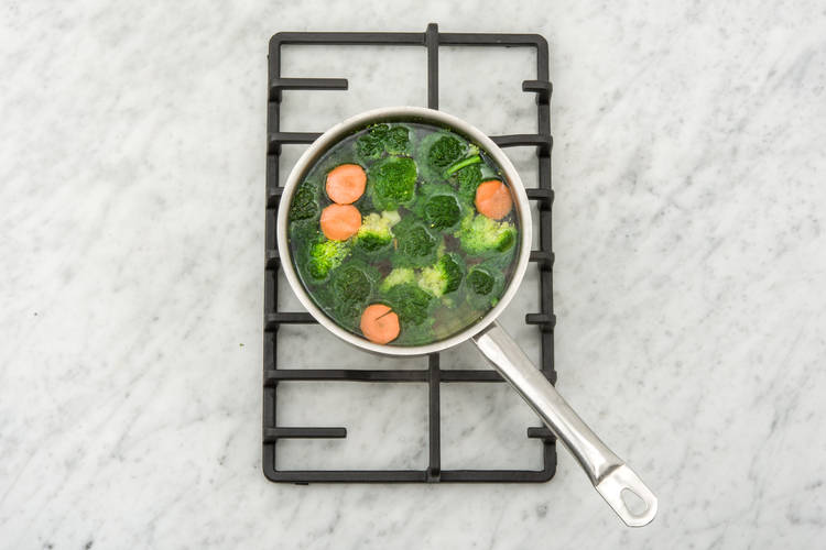 Kook de broccoli en peen.