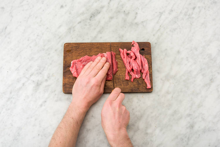 Cut the beef rump into 5 mm thick strips