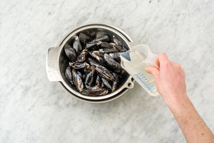 Rinse the mussels