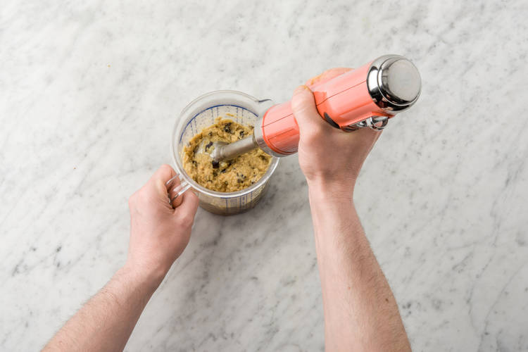 Pureer de aubergine en kikkererwten met een staafmixer tot hummus.