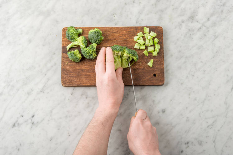 Snijd de broccoli.