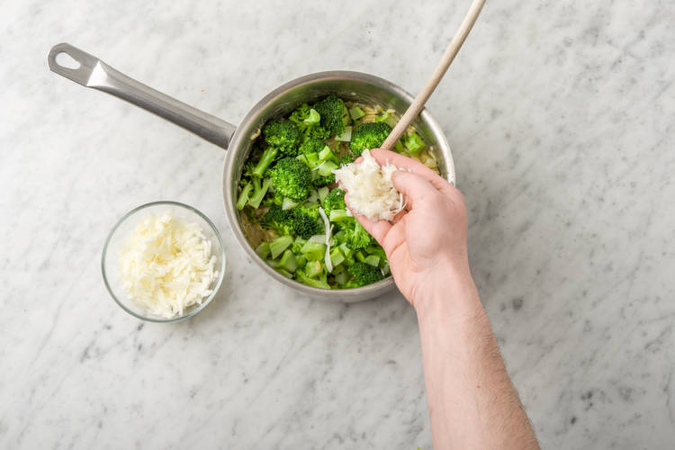 Voeg de broccoli en de helft van de pecorino toe.