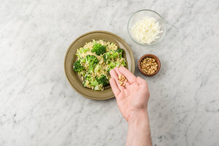 Bestrooi met pijnboompitten en pecorino