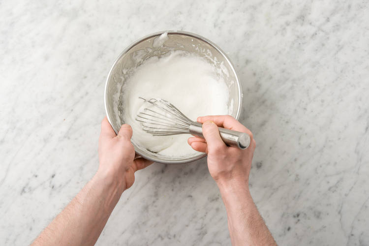Klop de eiwitten in een kom stijf met een mixer.