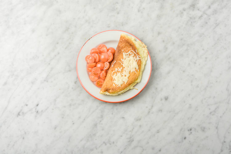 Serveer de omelet met de cherrytomaten.