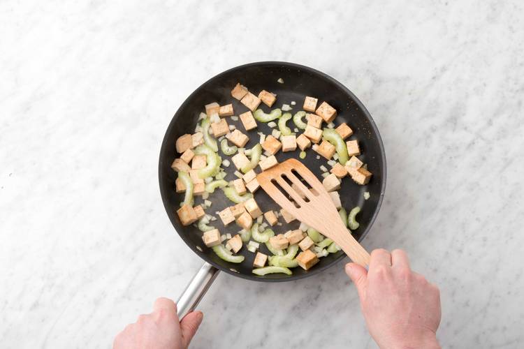 Tofu und Gemüse anbraten