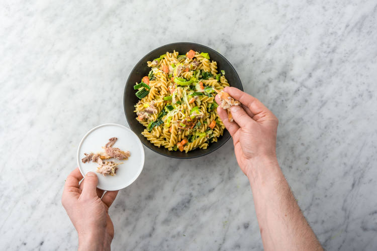 Verdeel de overige makreel over de pasta en garneer met de overige dille.