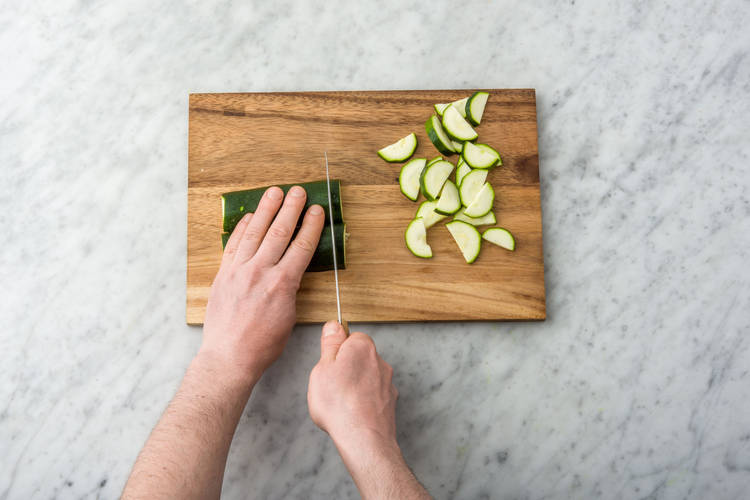 Snijd de courgette.