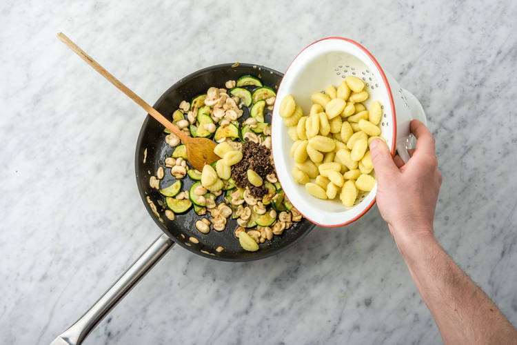 Voeg de gnocchi toe.