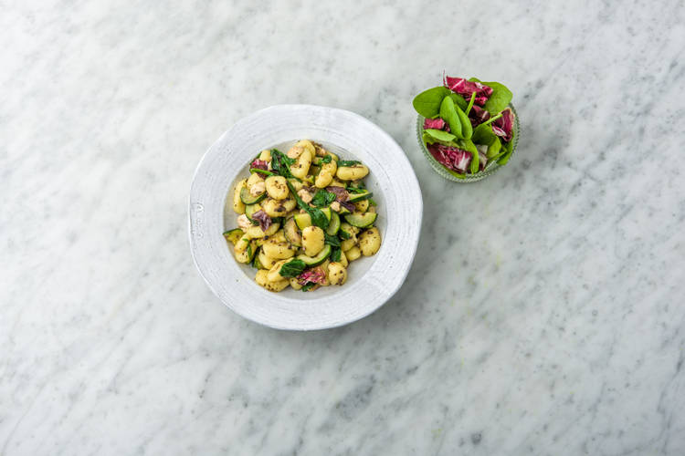 Verdeel de gnocchi over de borden en serveer met de salade.