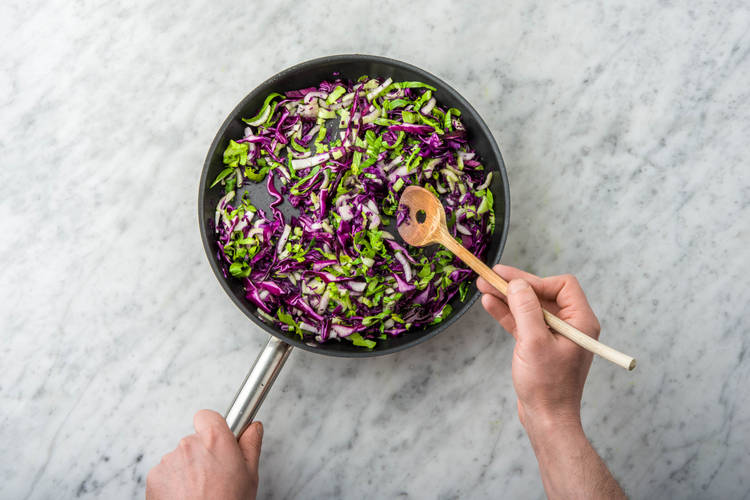 Roerbak de rodekool-paksoimix met de ketjapsaus.