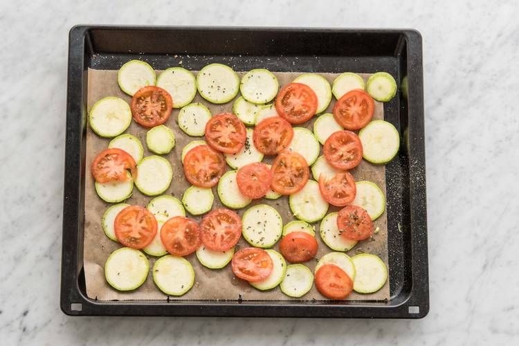 Bak de tomaat en courgette in de oven.