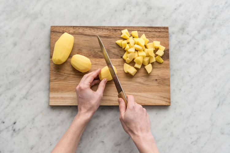 Snijd de aardappelen.