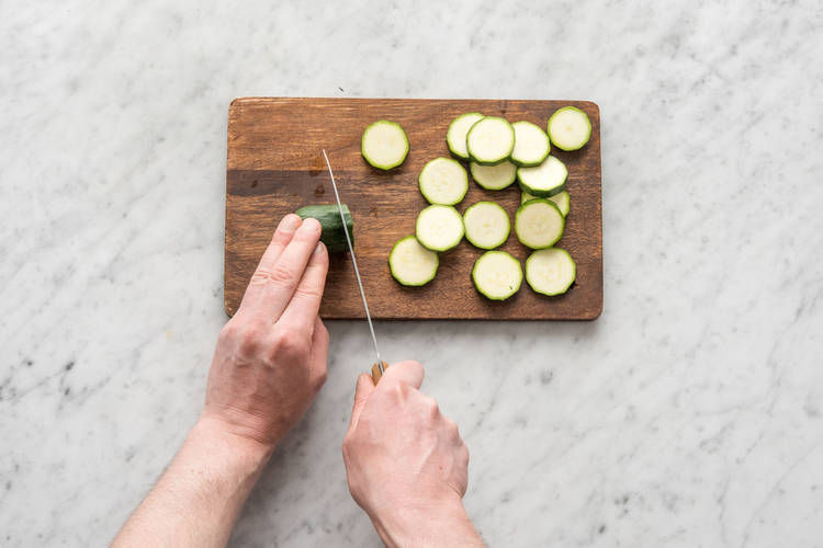 Snijd de courgette.