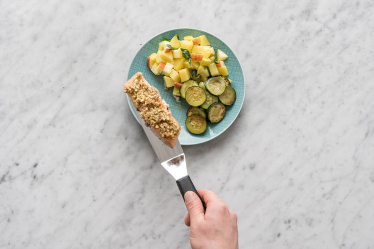 Verdeel de aardappelsalade over de borden en garneer met de overige basilicum.